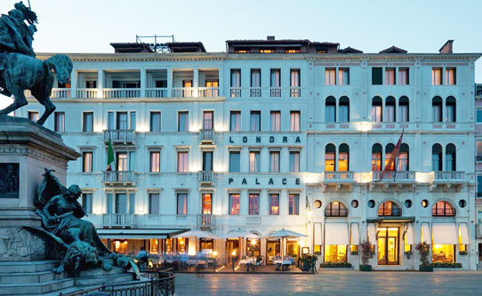 La facciata dell'Hotel Londra Palace in Riva degli Schiavoni