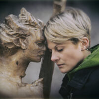 Il progetto Terra d’Arte porta da Col Vetoraz le installazioni lignee di Arianna Gasperina