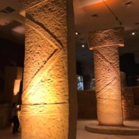 ricostruzione megaliti con bassorilievi le braccia - museo Sanliurfa