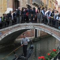 Il paradosso di Venezia: la città del turismo che muore di turisti